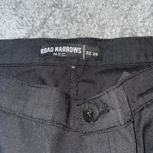 Boys Black Cargo Pants sz.20 - Picture 2 of 3